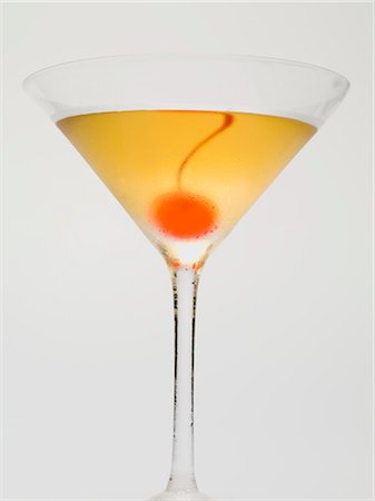 simsearch:659-03523710,k - Manhattan avec cerise cocktail Photographie de stock - Premium Libres de Droits, Code: 659-03529632