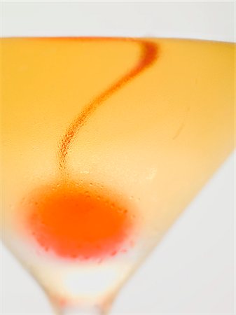 simsearch:659-03523710,k - Manhattan avec cerise cocktail (gros plan) Photographie de stock - Premium Libres de Droits, Code: 659-03529633