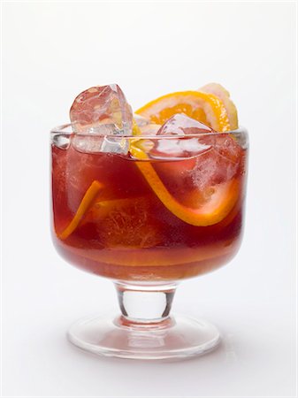 simsearch:659-01853658,k - Sangria avec rondelles d'orange dans un verre Photographie de stock - Premium Libres de Droits, Code: 659-03529647