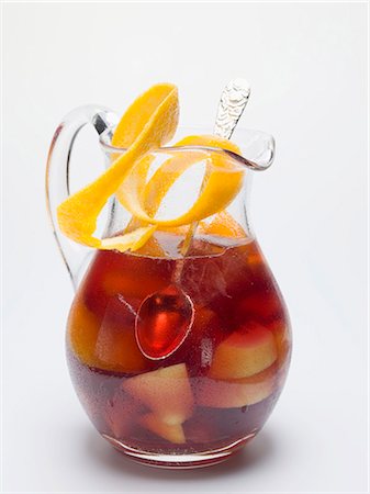 simsearch:659-03529638,k - Sangria in a glass jug with orange peel Foto de stock - Sin royalties Premium, Código: 659-03529649