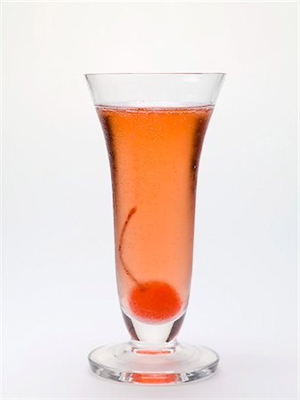 simsearch:659-03536385,k - Sparkling wine cocktail with cocktail cherry Foto de stock - Sin royalties Premium, Código: 659-03529656