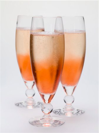 simsearch:659-03529109,k - Three sparkling wine cocktails Foto de stock - Sin royalties Premium, Código: 659-03529658