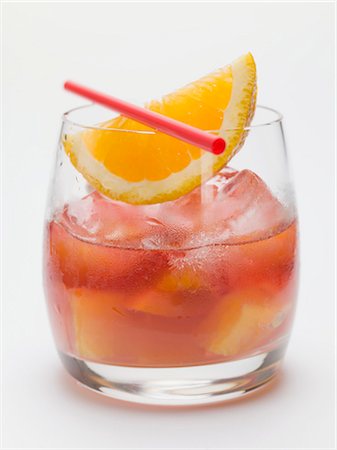 simsearch:659-01853658,k - Sangria avec zeste d'orange dans un verre Photographie de stock - Premium Libres de Droits, Code: 659-03529650