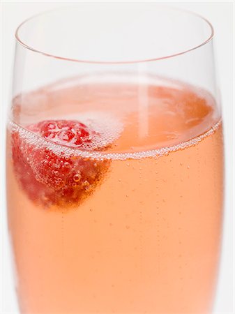 simsearch:659-06372452,k - Sparkling wine cocktail with raspberry Foto de stock - Sin royalties Premium, Código: 659-03529661