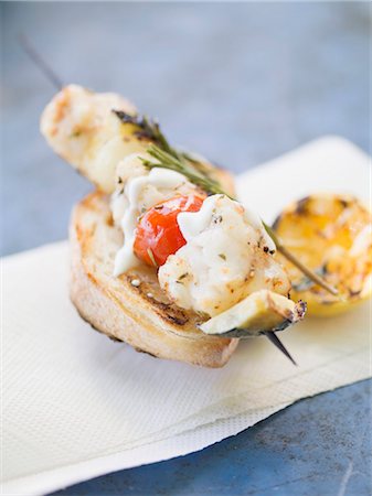 simsearch:659-01864099,k - Grilled fish and vegetable skewer on toasted bread Foto de stock - Sin royalties Premium, Código: 659-03529681