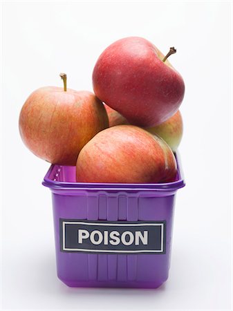 Red apples in a plastic punnet with a 'POISON' label Stock Photo - Premium Royalty-Free, Code: 659-03529690