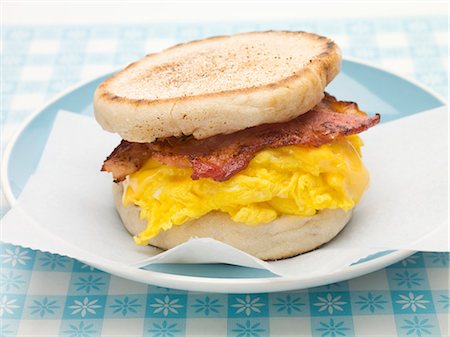 simsearch:659-03529738,k - Muffin anglais rempli de œufs brouillés, de bacon et de fromage Photographie de stock - Premium Libres de Droits, Code: 659-03529729