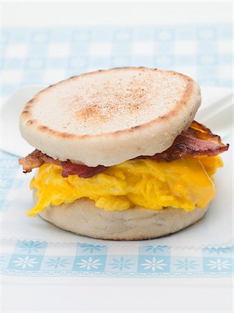 simsearch:659-03529738,k - Muffin anglais rempli de œufs brouillés, de bacon et de fromage Photographie de stock - Premium Libres de Droits, Code: 659-03529732