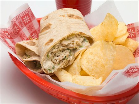 Wrap with crisps in a plastic basket Foto de stock - Sin royalties Premium, Código: 659-03529749