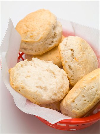 scone - Scones dans un panier en plastique Photographie de stock - Premium Libres de Droits, Code: 659-03529740