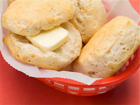 Scones in a plastic basket (one with butter) Foto de stock - Sin royalties Premium, Código: 659-03529741