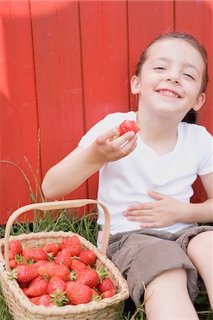 simsearch:659-01866601,k - Little girl eating strawberries Foto de stock - Royalty Free Premium, Número: 659-03529779