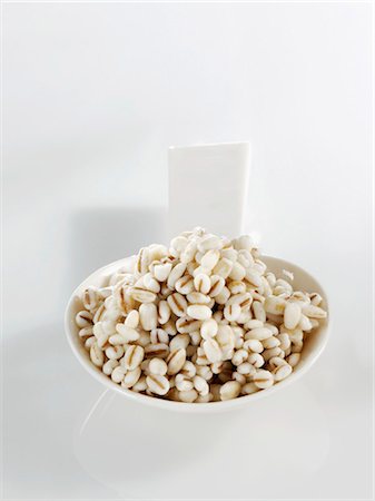 A spoonful of pearl barley Foto de stock - Sin royalties Premium, Código: 659-03529843
