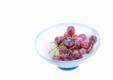 simsearch:659-01854260,k - Red grapes in striped dish Fotografie stock - Premium Royalty-Free, Codice: 659-03529874