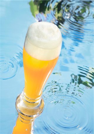 simsearch:659-03527532,k - Verre de bière de blé sur l'eau Photographie de stock - Premium Libres de Droits, Code: 659-03529891