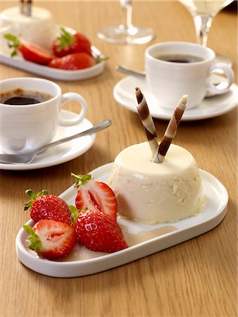 set cream - Panna cotta with balsamic strawberries Stock Photo - Premium Royalty-Free, Code: 659-03529973