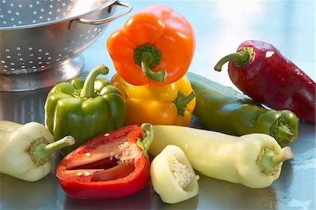 simsearch:659-03522192,k - Assorted peppers beside colander Stock Photo - Premium Royalty-Free, Code: 659-03529984