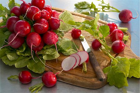 radish - Radishes, whole and sliced, on chopping board Stock Photo - Premium Royalty-Free, Code: 659-03529986