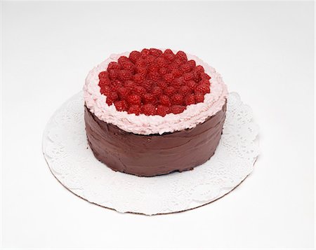 simsearch:659-06494352,k - Chocolate cake with raspberries on doily Foto de stock - Sin royalties Premium, Código: 659-03520750