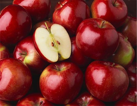 simsearch:659-01845273,k - Pommes rouges entiers avec la moitié et Apple Photographie de stock - Premium Libres de Droits, Code: 659-03520784