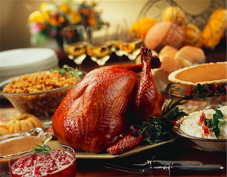 pavo (alimento) - Thanksgiving Turkey with Sides and Desserts Foto de stock - Sin royalties Premium, Código: 659-03520816