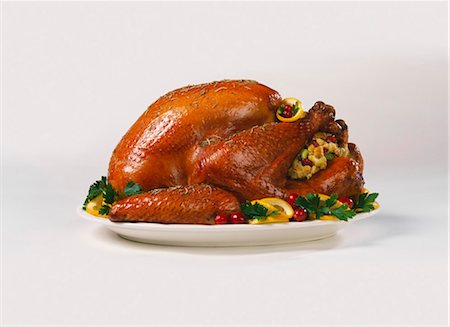 pavo (alimento) - Stuffed Roasted Turkey on a Platter Foto de stock - Sin royalties Premium, Código: 659-03520813