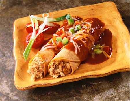 Chicken Enchiladas auf einem quadratischen Teller Stockbilder - Premium RF Lizenzfrei, Bildnummer: 659-03520826