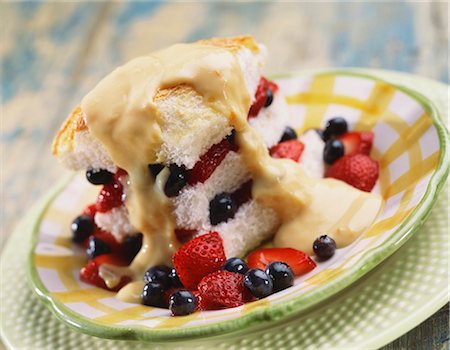 Layered Angel Food Cake with Berries and Sauce Stock Photo - Premium Royalty-Free, Code: 659-03520847