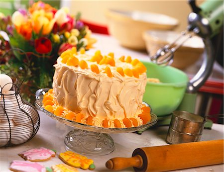 früchtebrot - Frühling Kuchen verziert mit getrockneten Aprikosen Stockbilder - Premium RF Lizenzfrei, Bildnummer: 659-03520852