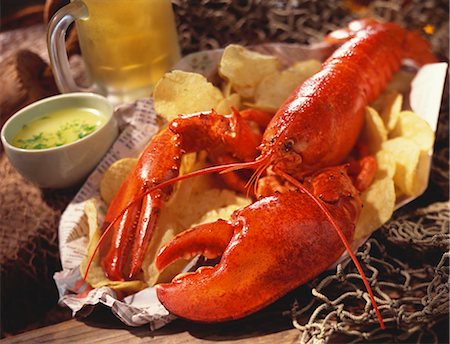 Homard cuit avec les chips de pomme de terre Photographie de stock - Premium Libres de Droits, Code: 659-03520877