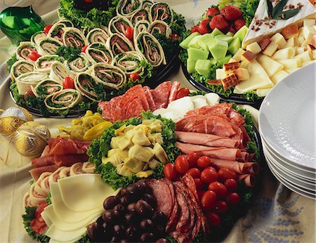 Cold cuts platter, cheese platter and wraps Foto de stock - Sin royalties Premium, Código: 659-03520919