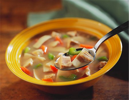 soupe de poulet - Spoonful of Chicken Soup Over Bowl Foto de stock - Sin royalties Premium, Código: 659-03520937