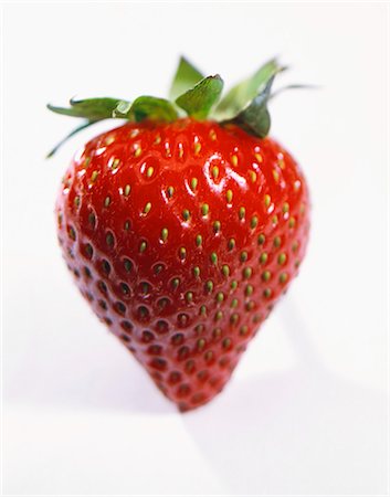 A Single Strawberry on White Background Foto de stock - Sin royalties Premium, Código: 659-03520945