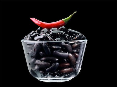 schwarze bohne - Schwarze Bohnen und rote Chili in Glasschale Stockbilder - Premium RF Lizenzfrei, Bildnummer: 659-03520982