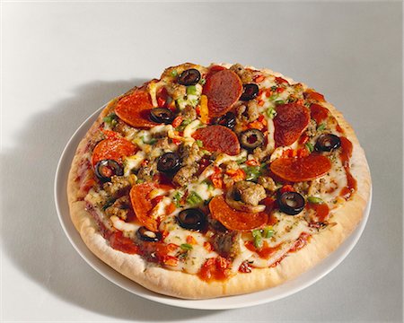 simsearch:659-01853076,k - Salami pizza with olives Fotografie stock - Premium Royalty-Free, Codice: 659-03521053