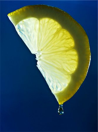 simsearch:659-01857464,k - Lemon juice dripping from a slice of lemon Stock Photo - Premium Royalty-Free, Code: 659-03521068