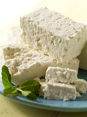 feta - Feta cheese on blue plate Foto de stock - Sin royalties Premium, Código: 659-03521089