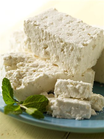 fresh cheese - Fromage feta sur la plaque d'immatriculation bleue Photographie de stock - Premium Libres de Droits, Code: 659-03521089