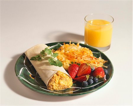rosti - Breakfast Burrito with Hash Browns and Orange Juice Foto de stock - Sin royalties Premium, Código: 659-03521124