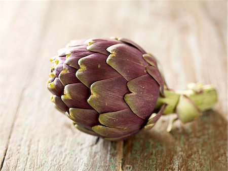 simsearch:659-03526213,k - Single Purple Artichoke on Wood Fotografie stock - Premium Royalty-Free, Codice: 659-03521202