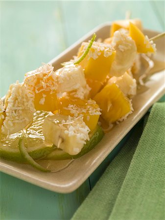 simsearch:659-01854143,k - Exotic Fruit Kabobs with Coconut Foto de stock - Royalty Free Premium, Número: 659-03521224
