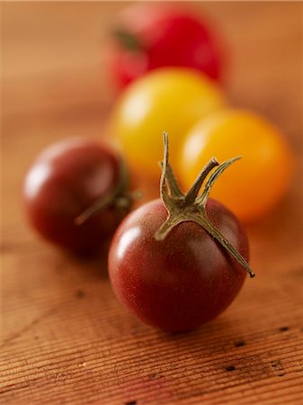 simsearch:659-01848974,k - Cherry Tomatoes on Wood Foto de stock - Royalty Free Premium, Número: 659-03521238