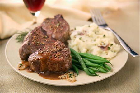 Côtelettes d'agneau avec sauce, les haricots verts et pommes purée Photographie de stock - Premium Libres de Droits, Code: 659-03521230