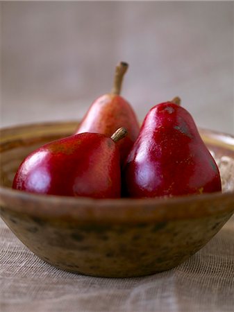 Bowl with Three Red Pear Stock Photo - Premium Royalty-Free, Code: 659-03521258