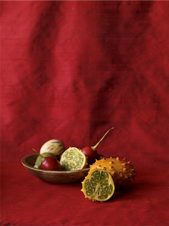 figuier de barbarie - Figue de barbarie ; Son ensemble et l'autre moitié ; Fruits exotiques Photographie de stock - Premium Libres de Droits, Code: 659-03521262