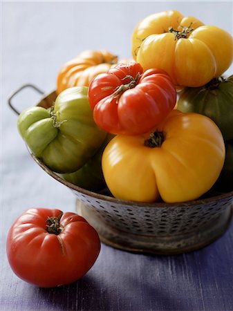 simsearch:659-01848974,k - Heirloom Tomatoes in a Colander Foto de stock - Royalty Free Premium, Número: 659-03521263