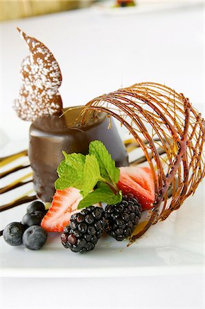 Hawaiian Vintage Chocolate Cake with Chocolate Sour Cream Mousse and Macadamia Caramel Foto de stock - Sin royalties Premium, Código: 659-03521322