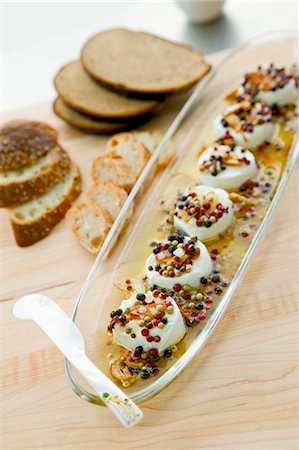 Marinated, Peppered Goat Cheese Foto de stock - Sin royalties Premium, Código: 659-03521333