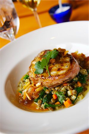 Prosciutto Wrapped Swordfish over Spinach and Lentil Salad Foto de stock - Sin royalties Premium, Código: 659-03521345