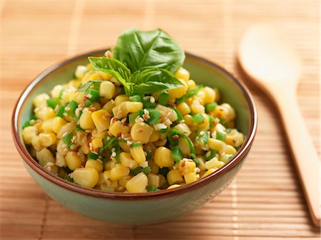 Salade de maïs aux poivrons, graines de sésame et basilic Photographie de stock - Premium Libres de Droits, Code: 659-03521346